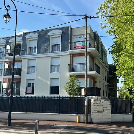 2 Pieces Standing Entre Disneyland Et Paris Neuilly-Plaisance Luaran gambar