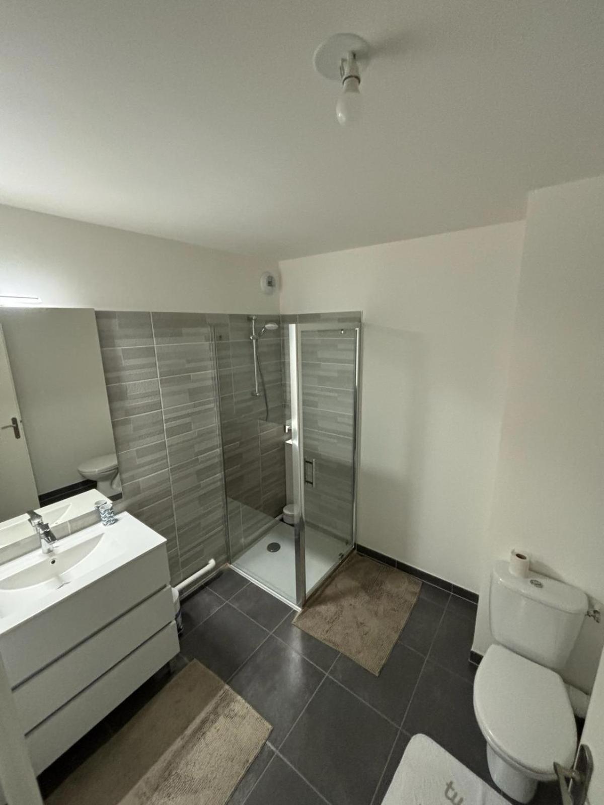 2 Pieces Standing Entre Disneyland Et Paris Neuilly-Plaisance Luaran gambar