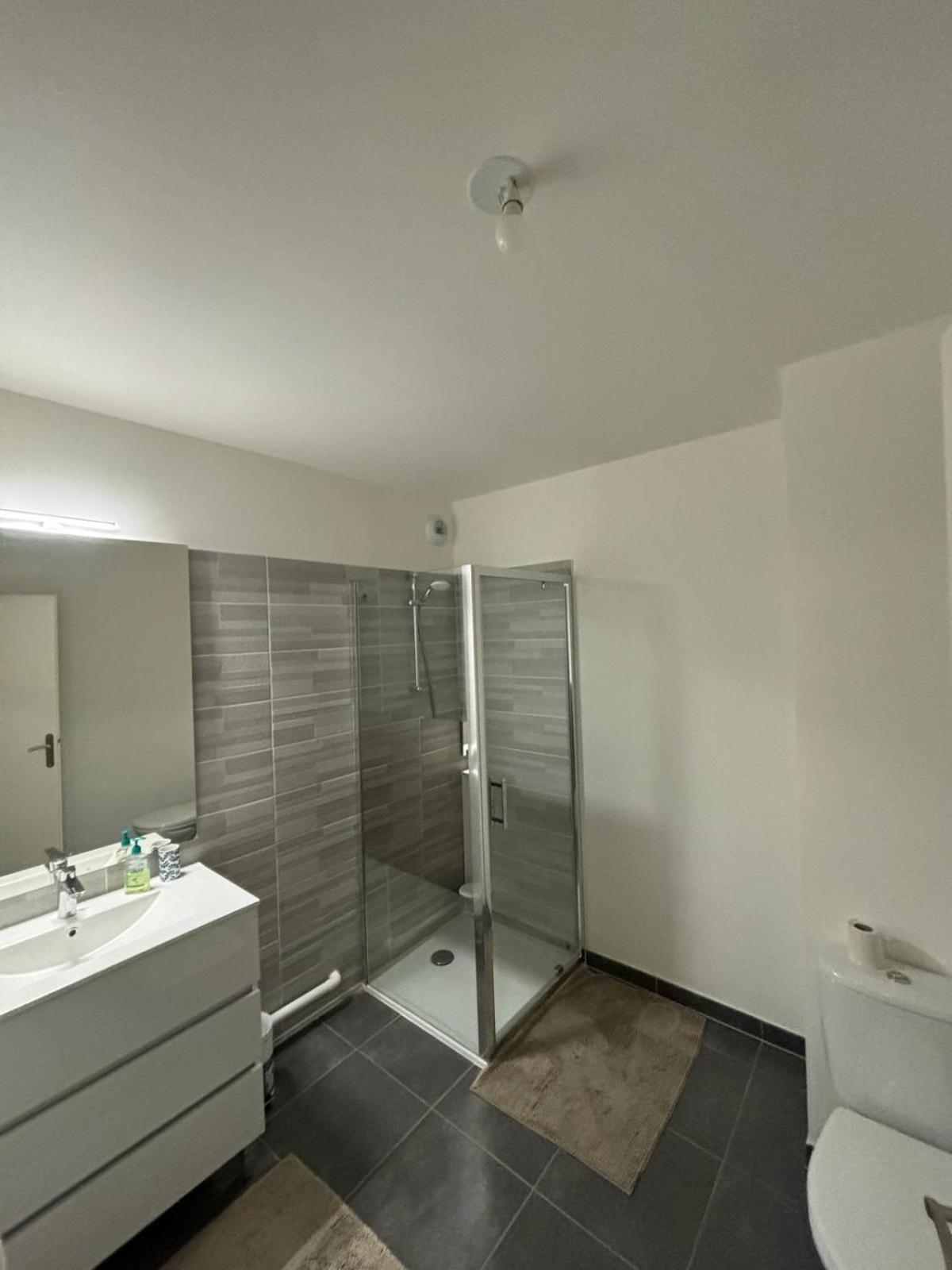 2 Pieces Standing Entre Disneyland Et Paris Neuilly-Plaisance Luaran gambar