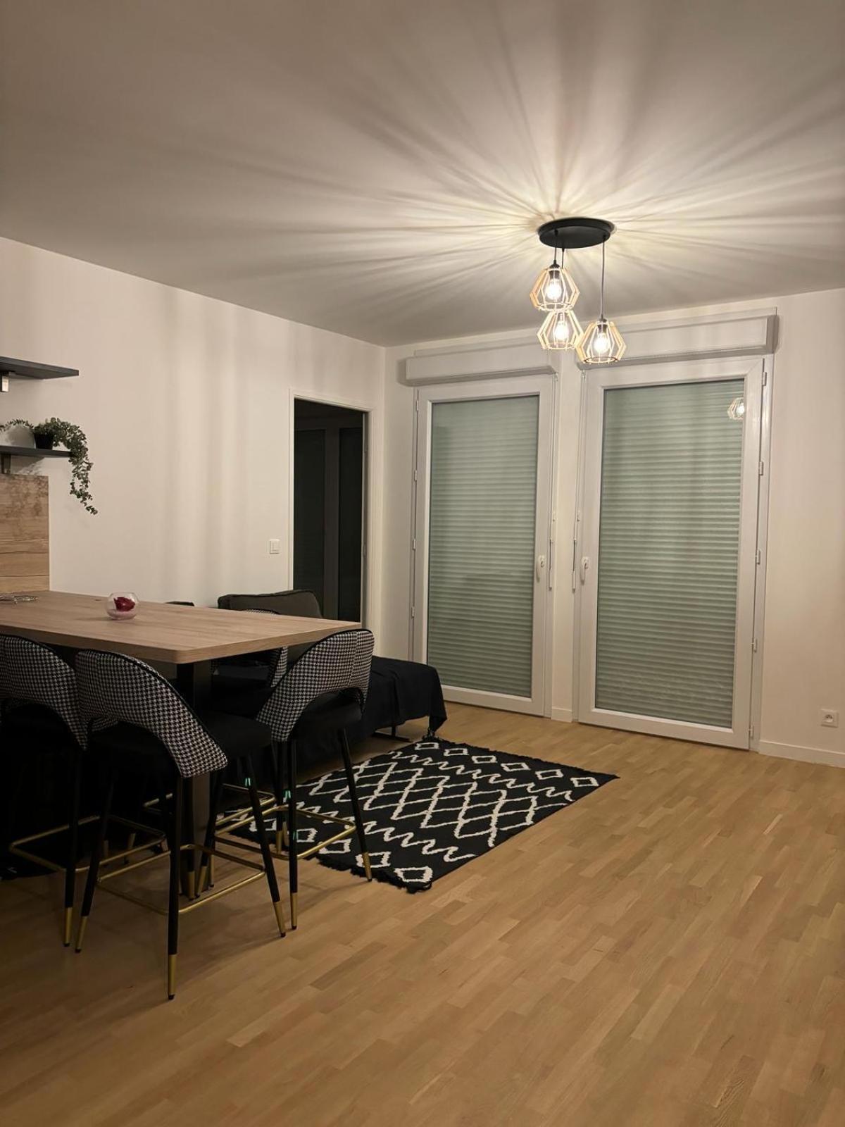 2 Pieces Standing Entre Disneyland Et Paris Neuilly-Plaisance Luaran gambar