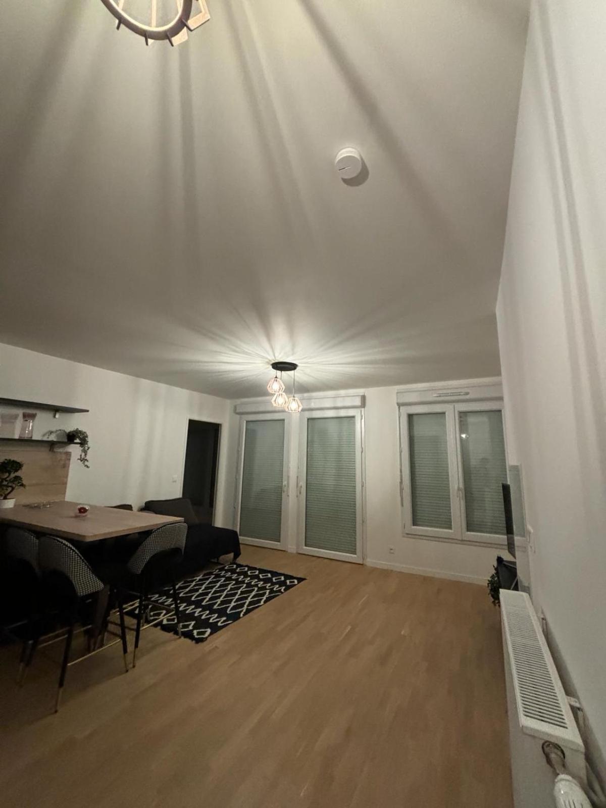 2 Pieces Standing Entre Disneyland Et Paris Neuilly-Plaisance Luaran gambar