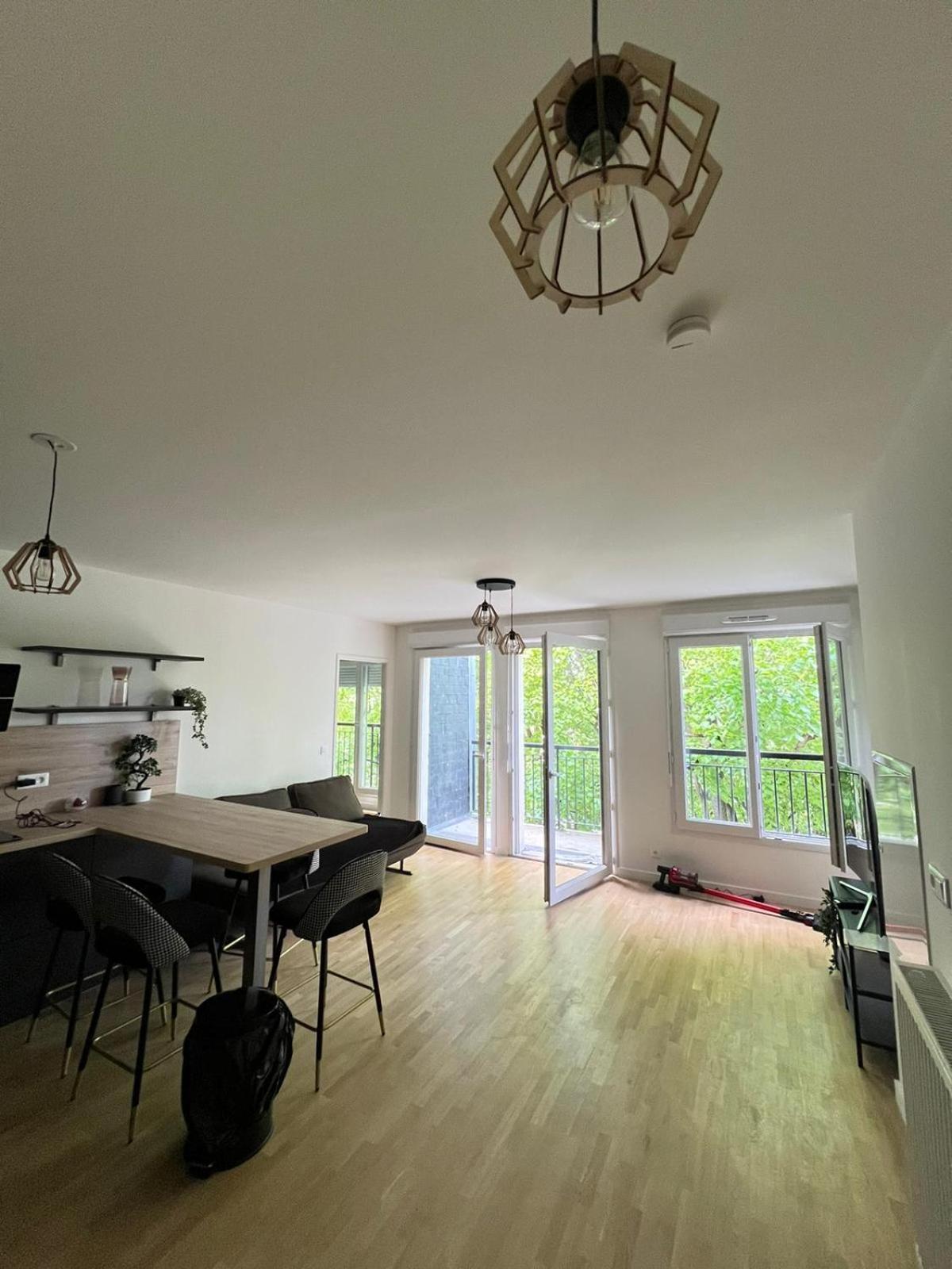 2 Pieces Standing Entre Disneyland Et Paris Neuilly-Plaisance Luaran gambar